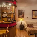 דירה Modest & Cheap Tavern For A Spartan Retreat קורמאיור