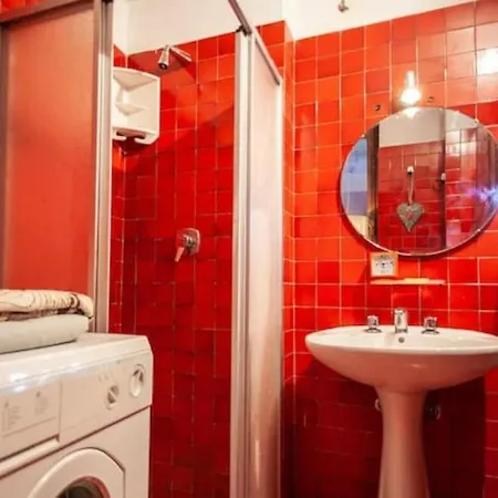 아파트 Modest & Cheap Tavern For A Spartan Retreat